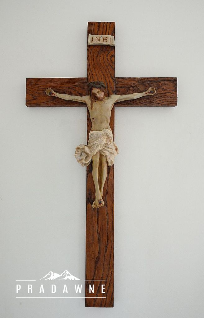 stary drewniany krzyż z Jezuem